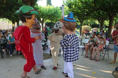 El Ball de los Nanos de l'Espluga, ensayado en la piscina municipal, durante los actos de la Semana de la Juventud del 2019.