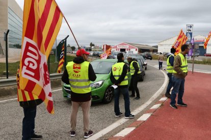 Un grup de delegats sindicats s'ha concentrat aquest matí a les portes de la BASF.