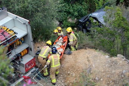 Los Bombers retirando el cuerpo del conductor del coche accidentado en la C-12.