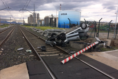 Imagen del vehículo accidentado en el paso a nivel de la carretera Apeadero de La Canonja.