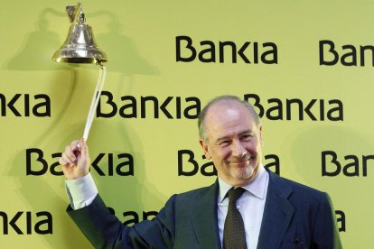 Rodrigo Rato hace sonar una campana durante el debut en bolsa de Bankia, en Madrid.