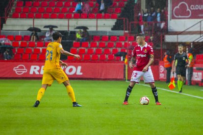 Abrahám Minero, durante la primera parte del Nàstic-Alcorcón, bajo la lluvia.