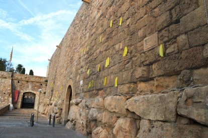 Los lazos amarillos colgados en la Muralla de Tarragona, este fin de semana.