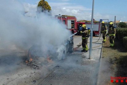 Imagen de los Bombers extinguiendo el incendio de un coche en Cunit.