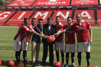 Los futbolistas con el presidente, en el césped del Nou Estadi.