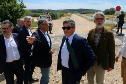 El presidente del Consell, Dani Andreu, y el delegado de patrimonio y urbanismo en Cataluña y Aragón de Adif, Juan Manuel de las Heras, con el trazado de la futura vía verde.