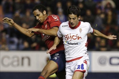 El delantero, jugando un partido con la camiseta del Osasuna.