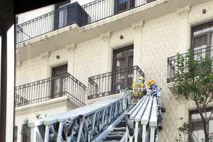 Los Bombers han trabajado con la autoescalera para acceder a la balconada.