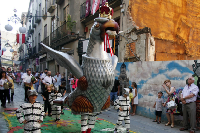 La Àliga de Valls encima de las alfombras de flores por las calles de Valls durante el Corpus, el domingo.