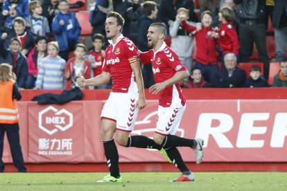 Manu Barreiro celebra un gol acompanyat de Ramiro Guerra