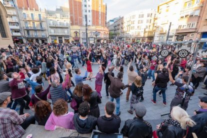 La Batalla de Bandas reunió a un gran número de participantes en la plaza del Mercat.