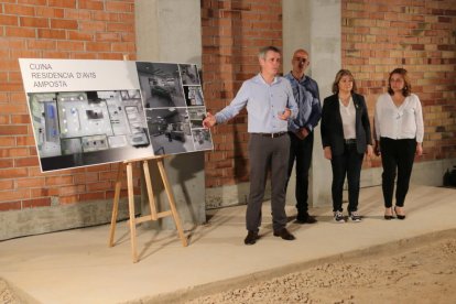 Pla conjunt de l'alcalde d'Amposta, Adam Tomàs, a l'esquerra, presentant els detalls del projecte de la cuina de la residència d'avis.