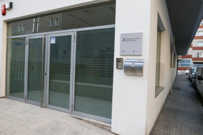 Imagen de la puerta de entrada en el edificio ubicado en el camino de la Aigua Nova.