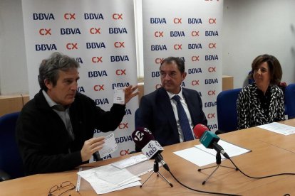 D'esquerra a dreta, Biosca, Marín i Callao en la presentació de la Sant Silvestre solidària.