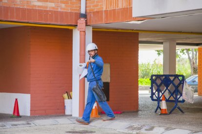 Un trabajador de la suministradora reparaba ayer los daños.