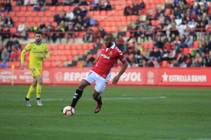 José Kanté controla una pelota contra el Cádiz