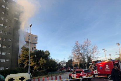 Imagen del bloque de pisos de las Corts donde se ha producido el incendio.