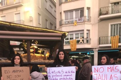 Imatge de les activistes en la protesta de diumenge.