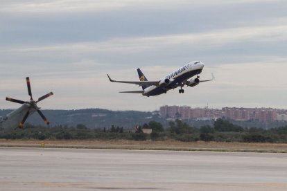 Un avión del aerlínia Ryanair, en el Aeropuerto de Reus.