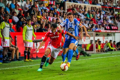 Imagen del delantero grana Luis Suárez en una jugada del partido que enfrentó el Nàstic al Deportivo en el Nou Estadi el mes de septiembre pasado.