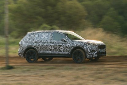 El nou Seat Tarraco, camuflat, en fase de proves per uns camins de terra.