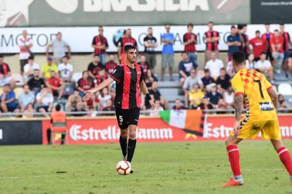 Imagen de Alejandro Catena en una jugada del partido contra el Nàstic en el Estadi.