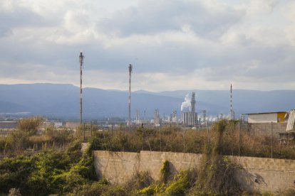 La antorcha más alta del complejo industrial de Repsol mide 105 metros de altura y el quemador está ubicado en el extremo más elevado.