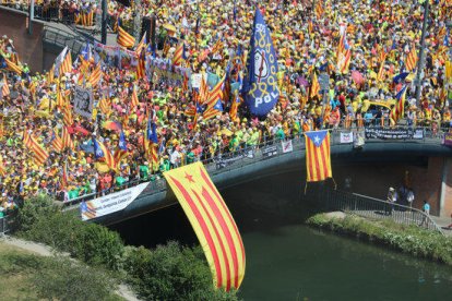 Foto aérea del puente al acto central de la concentración 'Omplim Estrasburg' ante el Parlamento Europeo.