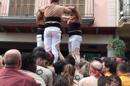 Alguns dels refugiats fent pinya amb els Xiquets a l'actuació de diumenge a Cambrils.