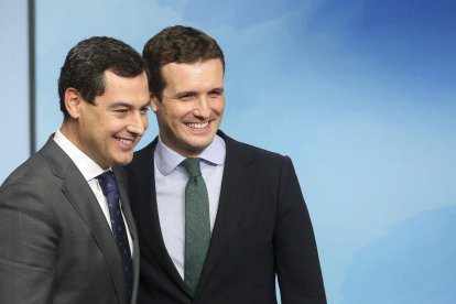 El líder del PP, Pablo Casado, con el presidente del PP andaluz, Juanma Moreno, en la sede del partido.