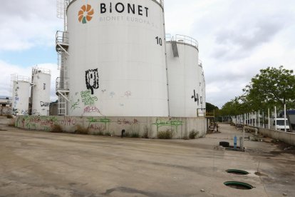 L'accés a la planta abandonada ha quedat obert i a l'interior hi ha pintades i brossa.