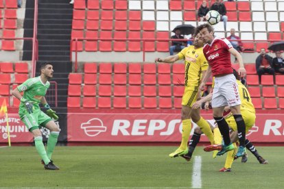 Manu Barreiro intenta rematar una pilota durant l'enfrontament disputat contra Osasuna al Nou Estadi.