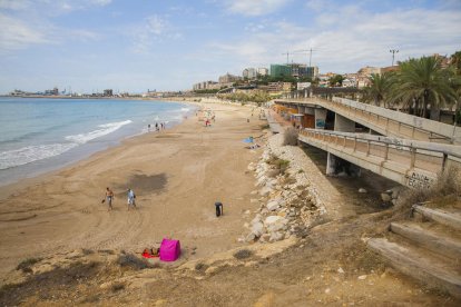 Plano general de la playa del Miracle, con la plataforma cerrada al público a la derecha.