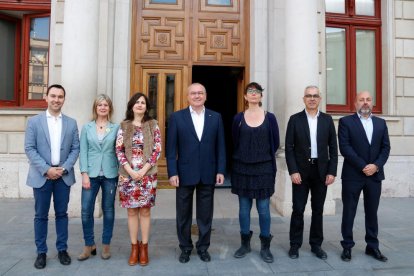 Els candidats a l'alcaldia de Reus: Carles Pellicer (Junts per Reus), Marta Llorens (CUP), Débora García (Cs), Andreu Martín (PSC), Noemí Llauradó (ERC), Sebastià Domènech (PP) i Daniel Rubio (AraReus).