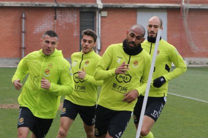 Fali, en primer plano, durante un entrenamiento en el anexo del Nou Estadi.