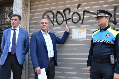 El alcalde de Reus mostrando una del centenar de pintadas que aparecieron a la ciudad.