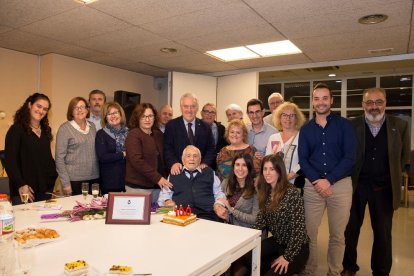 Foto de família de la festa dels 100 anys de Ramon Porqueras.