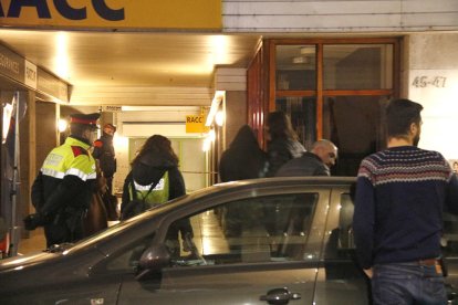 Moment de l'arribada de la filla de la dona morta a Banyoles amb la comitiva judicial.