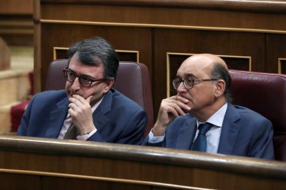 El portaveu del PNB, Aitor Esteban, i el diputat de la mateixa formació Mikel Legarda, al Congrés dels Diputats.