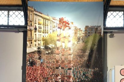 Los niños concluyen el taller con la coronación de un castello haciendo la aleta.