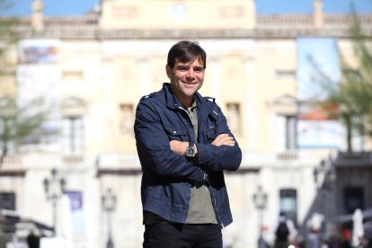 Imatge del Dídac Nadal a la plaça de la Font, al davant de l'Ajuntament de Tarragona.