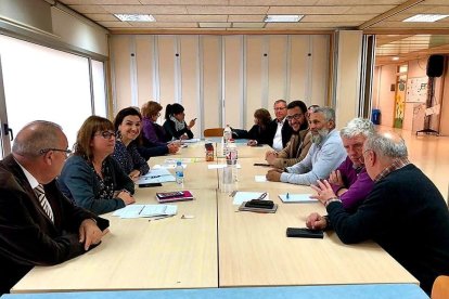 Miembros de la Associació Cultural dels Musulmans de Reus i Comarca y la Associació Cultural Islàmica dels Musulmans del Magreb reunidos con técnicos del Ayuntamiento para preparar el 'iftar'.