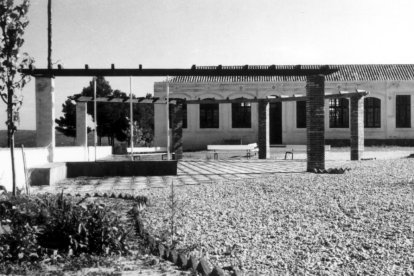 Fotografia antiga de les Escoles Velles de Constantí