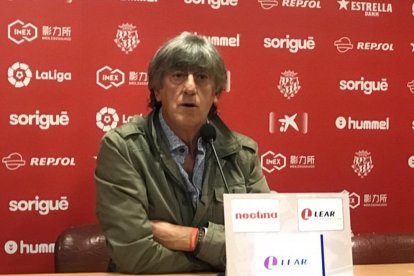 El técnico grana Enrique Martín durante la rueda de prensa de hoy.