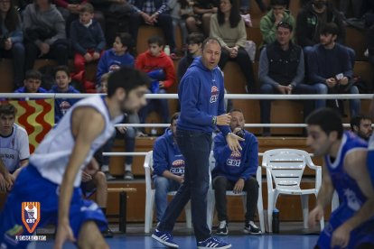 Berni Álvarez dirigiendo un partido del CBT