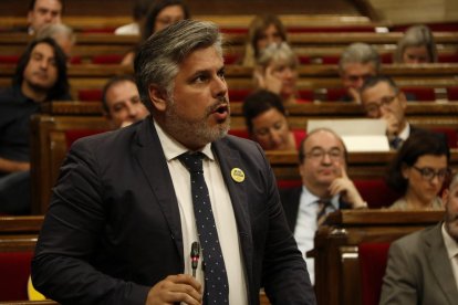 El portaveu de JxCat, Albert Batet, al ple del Parlament.