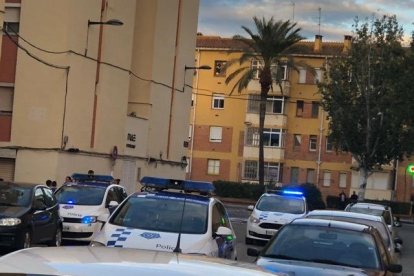 Diverses unitats de la Guàrdia Urbana s'ha personat al carrer de