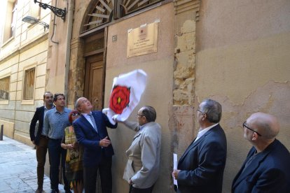 Instant en què es descobreix la placa dedicada al músic i compositor Victor Agusti.