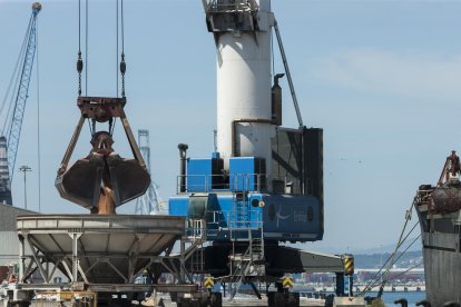 Plano cerrado de maquinaria descargando grano en el Port de Tarragona.