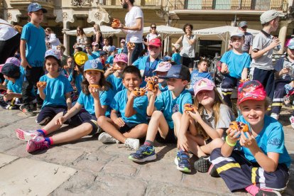 Els nens han gaudit de la tradicional coca amb cireres.